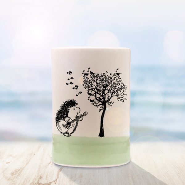 Another Darn tumbler with a cute drawing. This time it's a hedgehog trying to teach the birds to sing in perfect harmony. Green accent color.